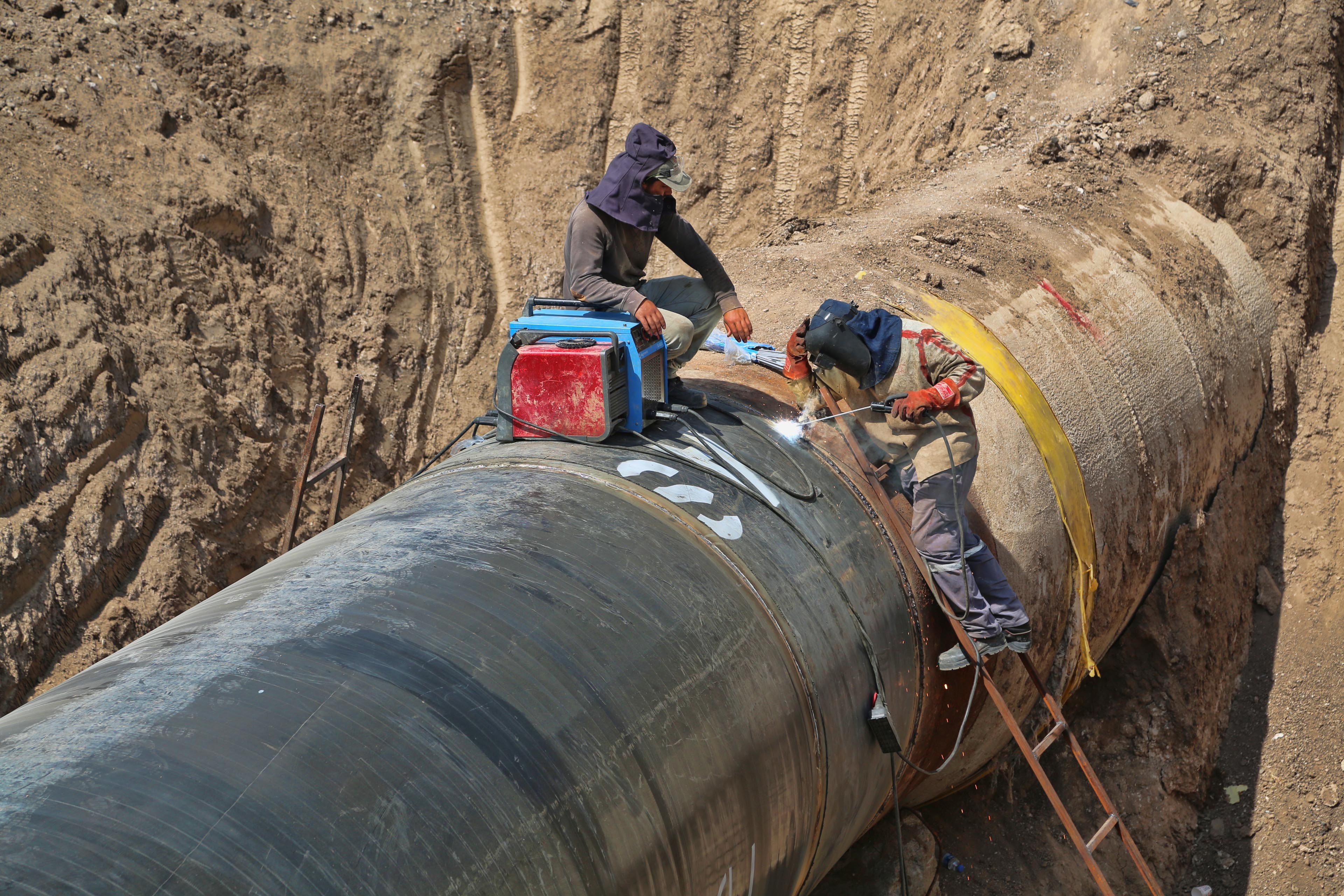GeoCorr The Impact Corrosion on Pipelines Workers and Large Pipe